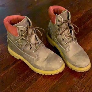 Gray Women’s Timberland boots with maroon detail